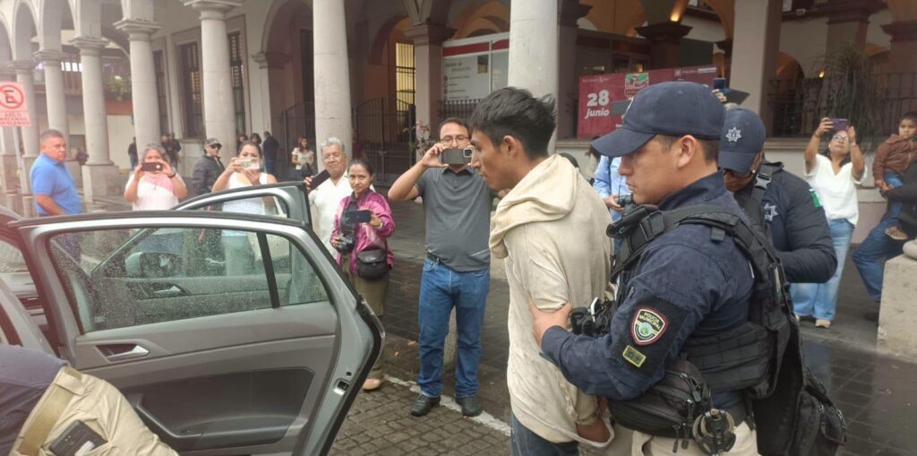 Estudiante de Prepa Juárez es golpeada en el centro de Xalapa; compañeros atrapan a agresor