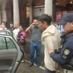 Estudiante de Prepa Juárez es golpeada en el centro de Xalapa; compañeros atrapan a agresor