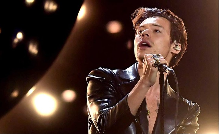 Captan a Harry STYLES cenando en TACOS en calles de la ROMA, CDMX