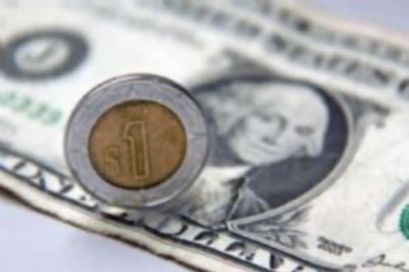 Peso gana ante un mayor optimismo por la apertura del Estrecho de Ormuz