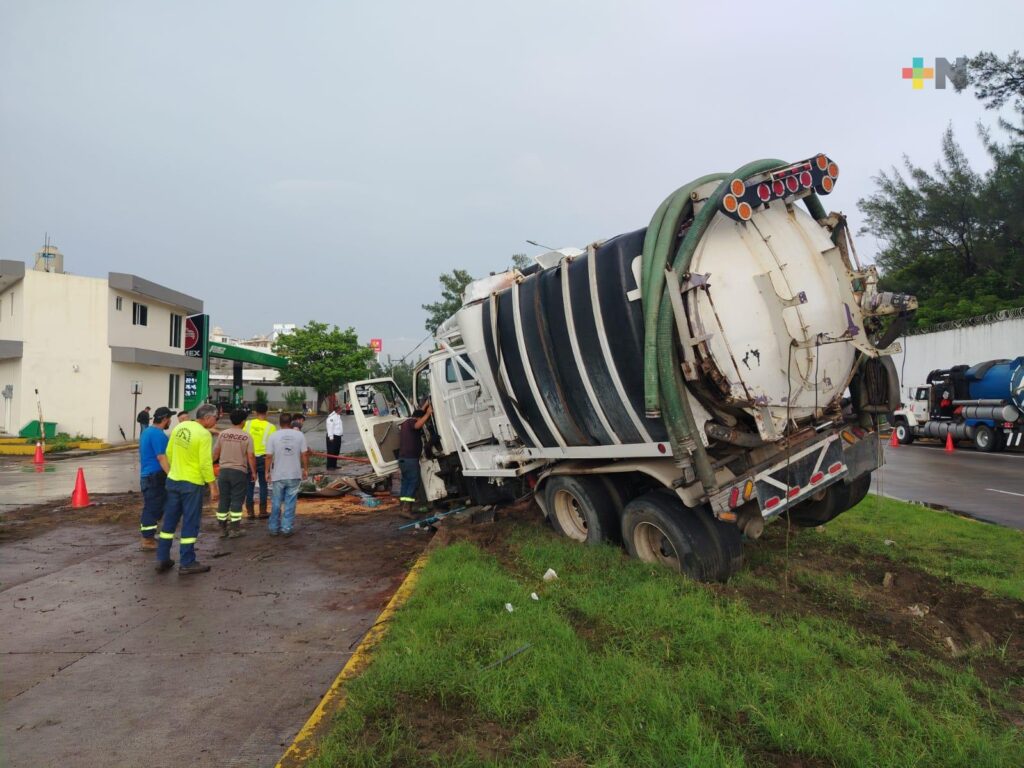 Camión se estrella contra árbol y poste en la ciudad de Veracruz