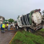Camión se estrella contra árbol y poste en la ciudad de Veracruz