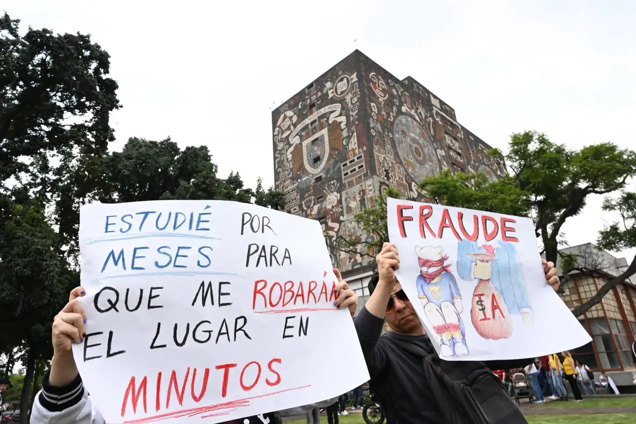 Aspirantes protestan en Rectoría contra examen de control de la UNAM