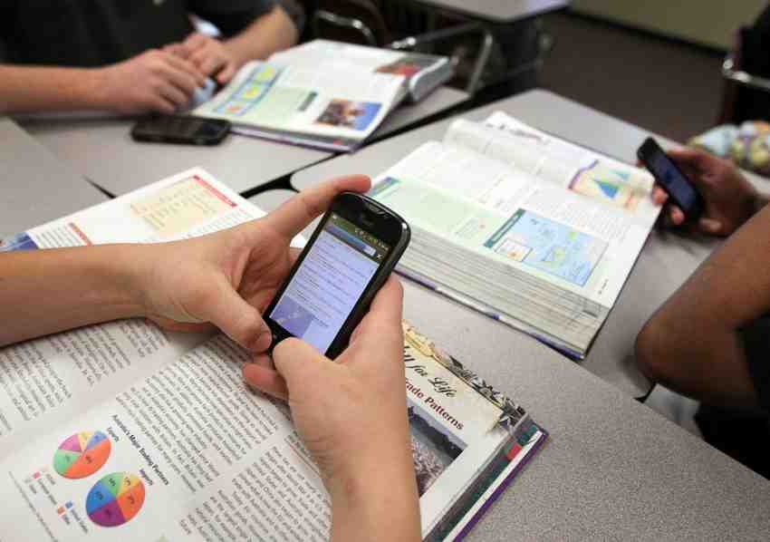 Consultarán con docentes uso de celulares en escuelas