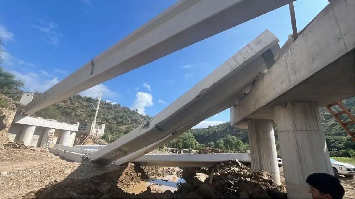 Se desploman trabes de puente que construye gobierno de Sheinbaum en Querétaro